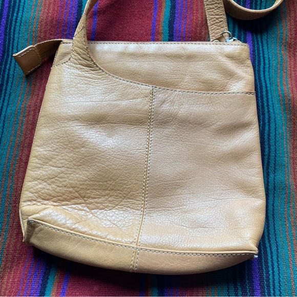 Fossil Leather Tan Crossbody purse. Adjustable strap. Outside pockets. - Picture 5 of 8